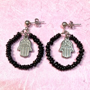 Echte natürliche Schwarze Turmalin Ohrringe mit Hamsa Hand Anhängern. Edelstahl Ohrstecker. Geschenktüte inklusive und Informationskarte inklusive