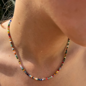 Zierliche bunte Perlenkette. Boho Halskette, Länge wählbar, Geschenktasche inklusive