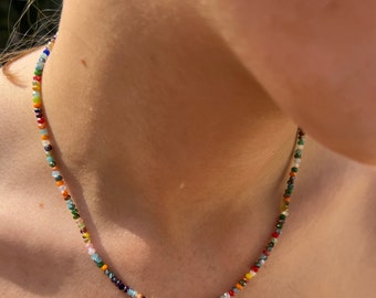 Zierliche, mehrfarbige Perlenkette. Boho-Halskette, Länge wählen, inklusive Geschenktüte