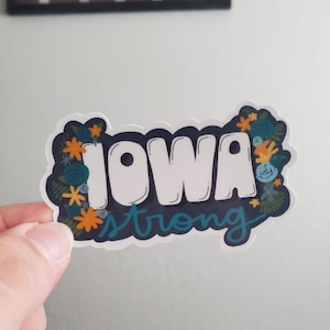 Pegatina de vinilo - Iowa Strong - Pegatina fuerte floral azul y dorada de Iowa - pegatina para el alivio del derecho de Iowa - regalo único para él/ella
