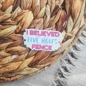 Sticker I Believed in Five Holes in the Fence - 3 x 3 po. - Cadeau unique pour lui - Sticker inspiré de Taylor Swift