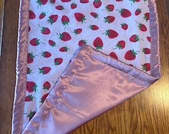 Handgjord filt för babyflicka, jordgubbsfleece med rosa satinkant, 25x16