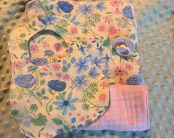 Blommig babyhaklapp och rapsduk: Rosa, blå vildblommig flanell, mjuk muslin handgjord