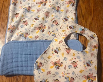 Handgjort set med haklapp och rapsduk – Western Cowboy flanellmuslin