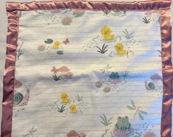 Handgjord 12x13 fleecefilt för babyn med satinkant - tryck av groda, snigel, svamp och anka