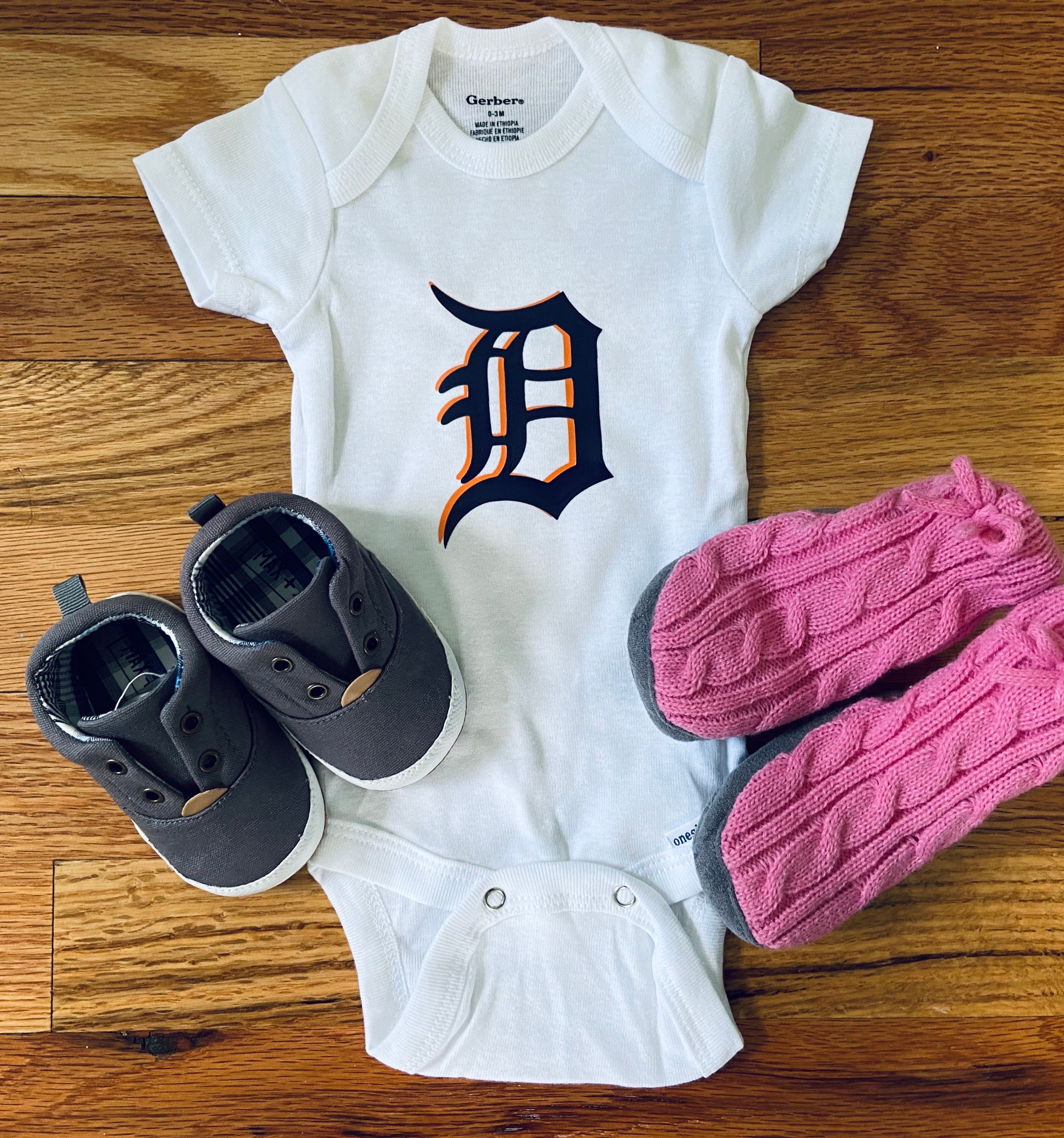 Outerstuff MLB Detroit Tigers Baby Boys Newborns and Infants Peanuts Love Baseball Creeper, Orange