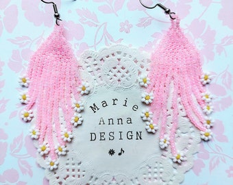 Pendientes de cuentas de semillas de color rosa nacarado con clip de margaritas blancas disponibles