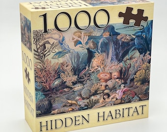 Puede incluir: Un rompecabezas de 1000 piezas con una escena submarina colorida. La caja del rompecabezas presenta una ilustración en marrón y blanco de una variedad de criaturas marinas, plantas y corales. El texto "HIDDEN HABITAT" está impreso en la caja.