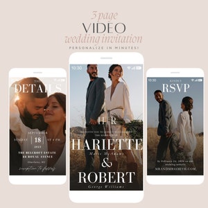 Könnte beinhalten: Eine dreiseitige Video-Hochzeitseinladung mit schwarzem Hintergrund und weißem Text. Die erste Seite zeigt ein Paar auf einem Feld, die zweite Seite enthält die Namen des Paares und das Hochzeitsdatum, und die dritte Seite enthält eine RSVP-Anfrage.