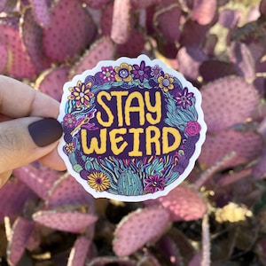 Adhesivo de vinilo resistente a la intemperie Stay Weird/adhesivo para portátiles, botellas de agua y bullet journals