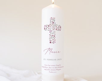 May include: White baptism candle with a floral cross design in shades of pink and gray. The candle is decorated with the name "Marie" and the date "23. FEBRUAR 2023". The text "Gott hat seinen Engeln befohlen, dass sie dich bekü auf allen deinen Wegen Psalm 91:11" is also printed on the candle.