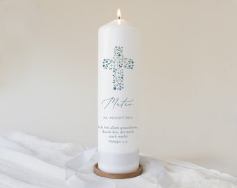 Peut inclure: Bougie de baptême blanche avec un motif de croix florale dans des tons de bleu et de vert. La bougie est décorée du nom "Mateo" et de la date "04. AUGUST 2024". Le texte "Ich bin allem gewachsen, durch den, der mich stark macht. Philipper 4.13" est imprimé sous la date.