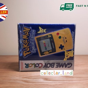 Può includere: Un Game Boy Color giallo con un design di Pikachu. La scatola è blu e presenta il testo "Pokemon Special Edition" e "Game Boy Color".