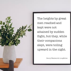 Puede incluir: Impresión tipográfica en blanco y negro con una cita de Henry Wadsworth Longfellow: "Las alturas que los grandes hombres alcanzan y mantienen no se alcanzan por un vuelo repentino, sino que ellos, mientras sus compañeros dormían, trabajaban hacia arriba en la noche."