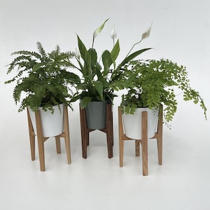 Mid Century Style Indoor-Blumenständer handgefertigt aus massiver Eiche, Esche oder Walnuss