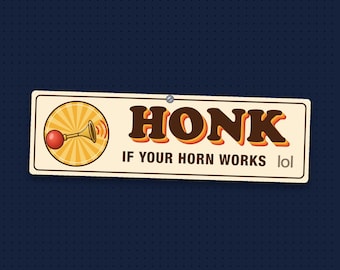 Può includere: Un cartello rettangolare color crema con un bordo blu scuro e una singola vite nella parte superiore. Presenta un'immagine di un clacson rosso e oro sulla sinistra e il testo "HONK IF YOUR HORN WORKS lol" in grassetto marrone e arancione.