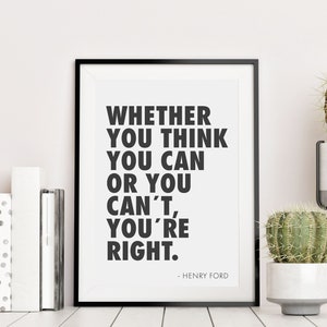 Puede incluir: Impresión en blanco y negro de una cita motivacional en un marco negro con el texto "Ya sea que pienses que puedes o que no puedes, tienes razón." - Henry Ford.