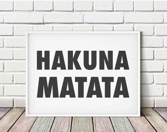 Puede incluir: Póster enmarcado en blanco con texto negro que dice "Hakuna Matata" sobre un fondo de pared de ladrillo blanco.
