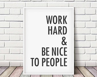 Puede incluir: Póster enmarcado blanco con texto negro que dice "Trabaja duro y sé amable con la gente" sobre un fondo de pared de ladrillo blanco.