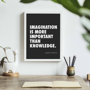 Peut inclure: Une impression encadr&eacute;e en noir et blanc avec la citation "L'imagination est plus importante que le savoir." d'Albert Einstein.