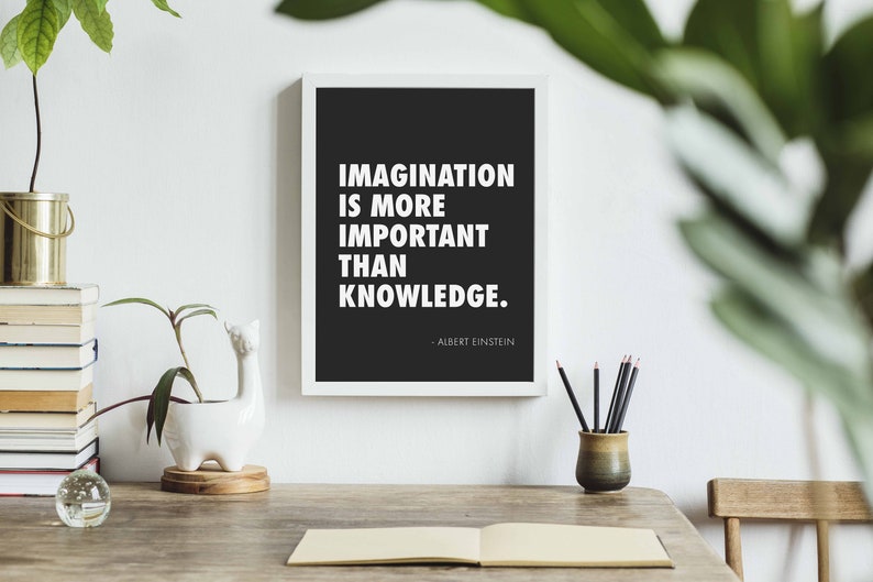 Peut inclure: Une impression encadr&eacute;e en noir et blanc avec la citation "L'imagination est plus importante que le savoir." d'Albert Einstein.