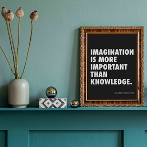 Peut inclure: Une impression noir et blanc encadr&eacute;e avec une citation d'Albert Einstein : "L'imagination est plus importante que le savoir."