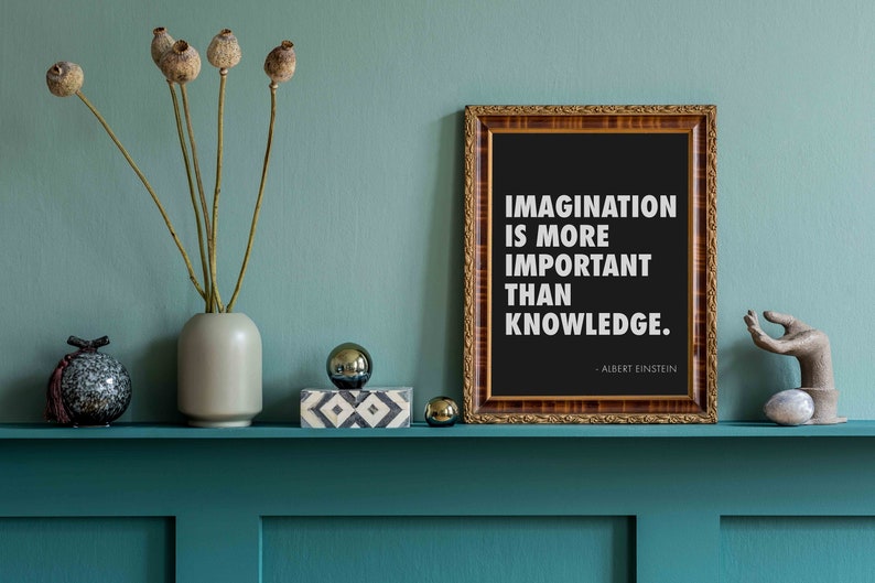 Peut inclure: Une impression noir et blanc encadr&eacute;e avec une citation d'Albert Einstein : "L'imagination est plus importante que le savoir."