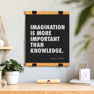 Peut inclure: Citation inspirante en noir et blanc sur un tableau noir encadr&eacute; avec un cadre en bois. La citation dit "L'imagination est plus importante que le savoir." - Albert Einstein.
