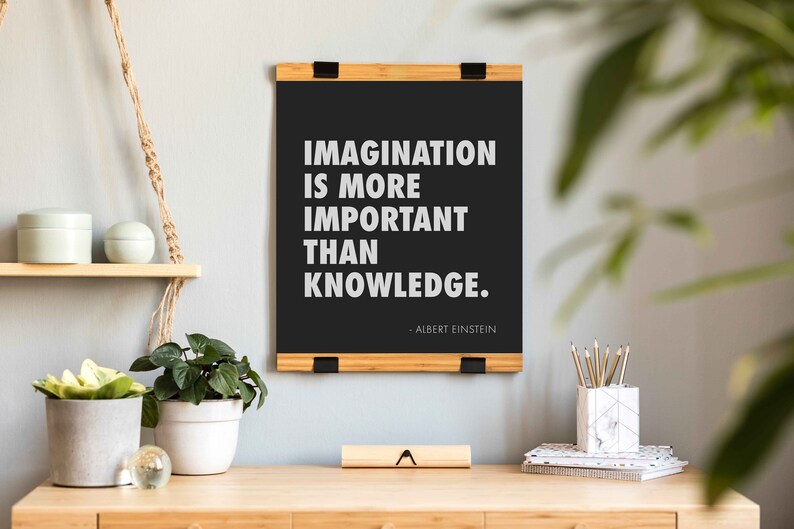 Peut inclure: Citation inspirante en noir et blanc sur un tableau noir encadr&eacute; avec un cadre en bois. La citation dit "L'imagination est plus importante que le savoir." - Albert Einstein.