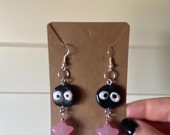 Rußmännchen Ohrringe – Handgefertigte Polymer Clay Ohrhänger mit Stern Anhänger – Studio Ghibli Chihiros Reise ins Zauberland Schmuck – Anime Geschenk