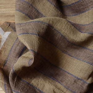 Rimangono 70 cm, sconto del 30%, lino verde oliva a righe stonewashed, 150 g/m², tessuto di lino per abiti, pantaloni, camicette