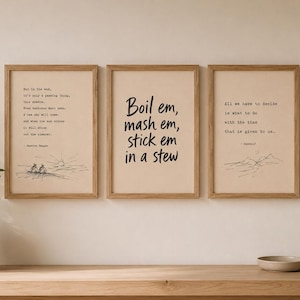 Può includere: Tre stampe artistiche rettangolari in cornici di legno chiaro. La stampa a sinistra presenta un testo di J.R.R. Tolkien e un disegno a linee. La stampa centrale mostra il testo nero: Boil em, mash em, stick em in a stew. La stampa a destra presenta testo e un disegno.