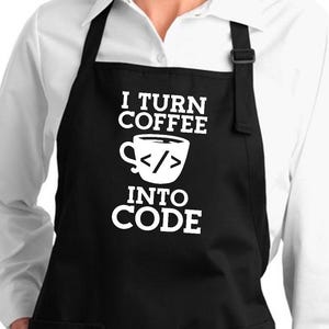 Könnte beinhalten: Schwarze Schürze mit zwei Vordertaschen und dem weißen Text "I TURN COFFEE INTO CODE". Das Design beinhaltet eine Kaffeetasse mit einem Codesymbol. Die Schürze wird über einem weißen Hemd getragen.
