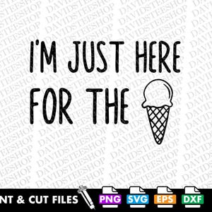 Può includere: Design grafico in bianco e nero con il testo "I'M JUST HERE FOR THE" sopra un disegno di un cono gelato. La parte inferiore dell'immagine include le parole "PRINT & CUT FILES" e icone dei tipi di file.