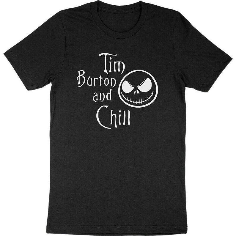 Op de afbeelding: Zwart T-shirt met de witte tekst "Tim Burton and Chill" en een witte afbeelding van een gezicht. Het T-shirt heeft een ronde hals.