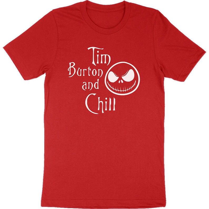 Op de afbeelding: Rood T-shirt met de witte tekst "Tim Burton and Chill" en een witte afbeelding van Jack Skellington's gezicht. Het shirt heeft een ronde hals en lijkt gemaakt van een zacht materiaal.