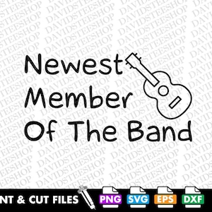 Op de afbeelding: Zwart-wit grafisch ontwerp met de tekst "Newest Member Of The Band" en een eenvoudige lijntekening van een gitaar.