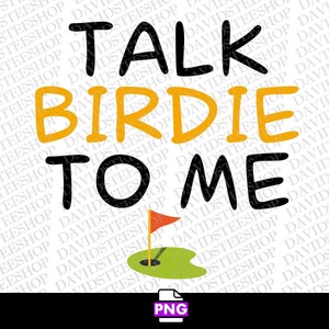 Könnte beinhalten: Schwarzer und gelber Text mit der Aufschrift "Talk Birdie To Me" mit einem grünen Golfplatz und einer roten Flagge.