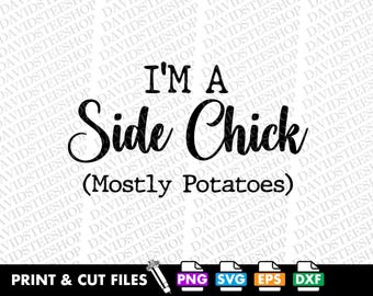 Könnte beinhalten: Schwarzer Text auf weißem Hintergrund: "I'M A Side Chick (Mostly Potatoes)". Darunter Symbole für Druck- und Schnittdateien, einschließlich PNG, SVG, EPS und DXF-Formate.