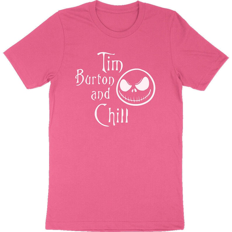 Op de afbeelding: Een roze t-shirt met de witte tekst "Tim Burton and Chill" en een witte afbeelding van een gezicht. Het shirt heeft korte mouwen en een ronde hals.