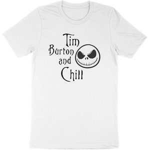 Op de afbeelding: Wit T-shirt met de zwarte tekst "Tim Burton and Chill" en een Jack Skellington-achtige gezichtsafbeelding. Het shirt heeft een ronde hals en korte mouwen.