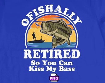 Puede incluir: Una camiseta azul con un gráfico blanco de una puesta de sol, un pescador en un bote y un pez perca saltando fuera del agua. El texto "Officially Retired So You Can Kiss My Bass" está impreso en blanco en la camiseta.