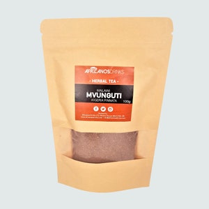 Pode incluir: Um saco de papel castanho com uma janela transparente que mostra um pó castanho no interior. O saco tem um rótulo que diz "AFRICANOSDRINKS - HERBAL TEA - MALAWI MVUNGUTI KIGERIA PINNATA 100g".
