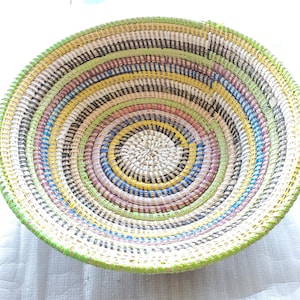 Pan redondo o cesta de frutas etíope africana tejida a mano, arte africano, cestas de decoración, cesta de mimbre, cesta de paja, decoración boho de pared