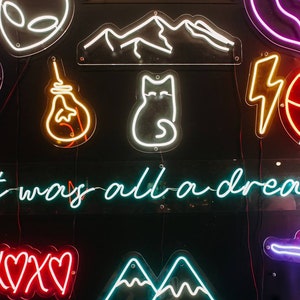 Neon sign featuring the phrase "Cocktails & Dreams" – the perfect LED light for cocktail bars, lounges, pubs, and home bars. This vibrant sign adds a fun and trendy touch to any space, making it ideal for nightlife venues, cocktail parties, and those who love to indulge in creative cocktails. A must-have for any bar or cocktail enthusiast looking to set the mood!