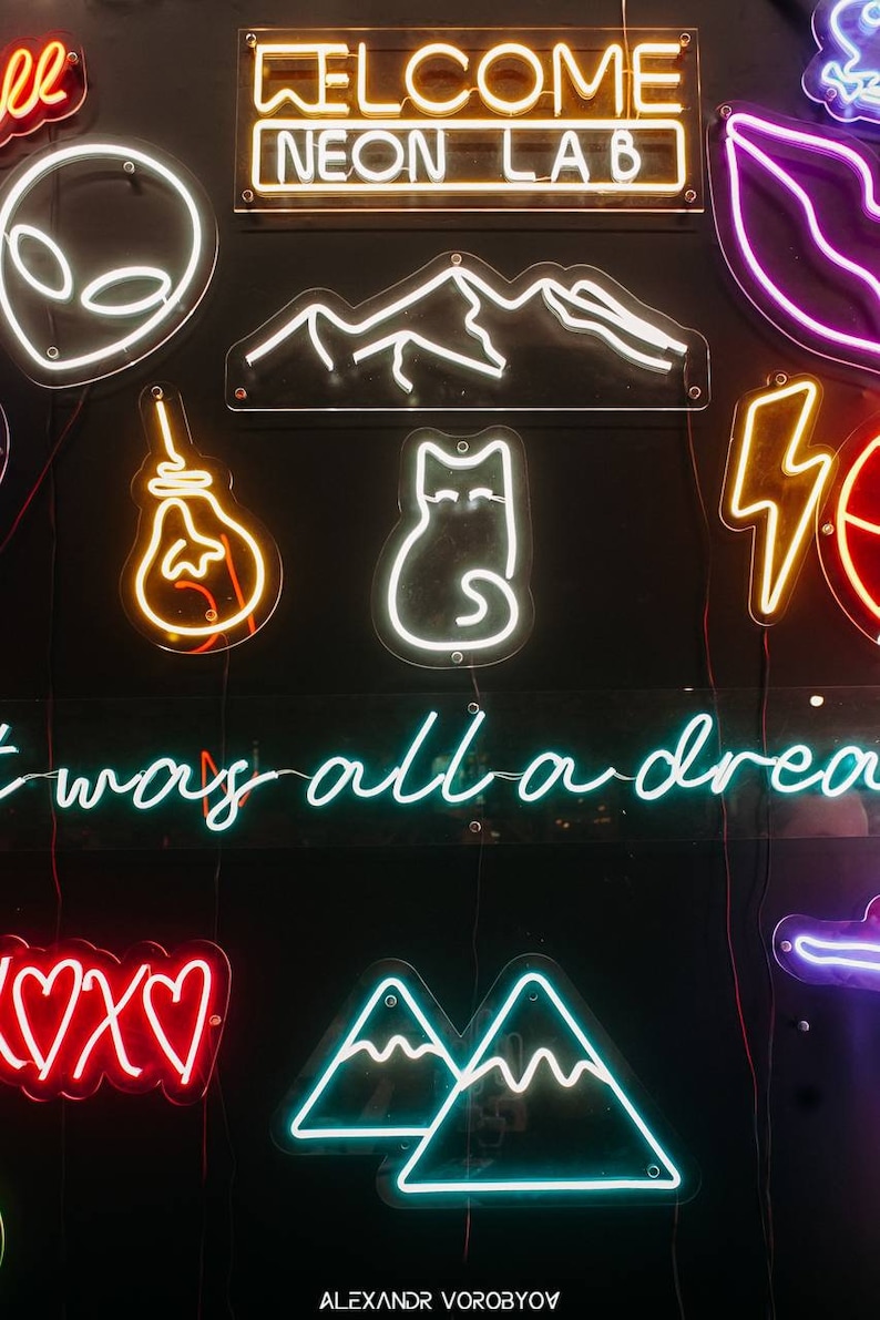 Neon sign featuring the phrase "Cocktails & Dreams" – the perfect LED light for cocktail bars, lounges, pubs, and home bars. This vibrant sign adds a fun and trendy touch to any space, making it ideal for nightlife venues, cocktail parties, and those who love to indulge in creative cocktails. A must-have for any bar or cocktail enthusiast looking to set the mood!