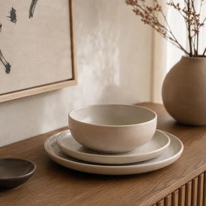 Servizio da tavola in ceramica Deleca Serra per 6 persone, composto da 18 piatti e ciotole color beige tenue, stoviglie giapponesi.