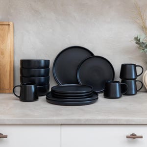 Juego de vajilla de cerámica hecha a mano para 6 personas, color negro mate, diseño de estilo japonés, incluye platos, cuencos y tazas.