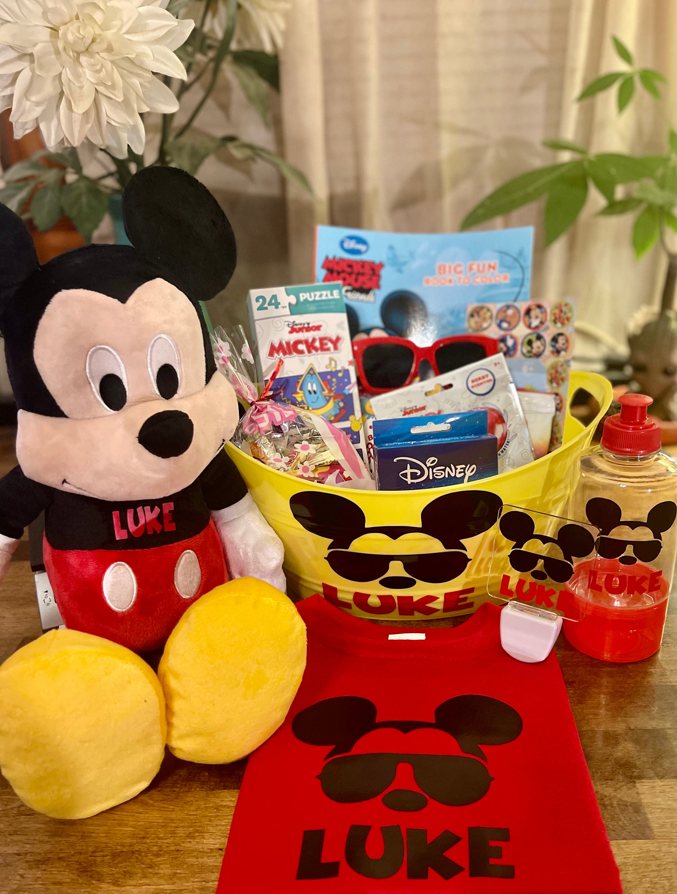 Mickey Mouse Gift Basket Ensemble 