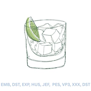 Può includere: Design ricamato di un cocktail in un bicchiere da whisky con cubetti di ghiaccio e una fetta di lime. Il bicchiere è delineato con filo verde, con i cubetti di ghiaccio e la fetta di lime riempiti con ricamo verde. Su sfondo bianco.